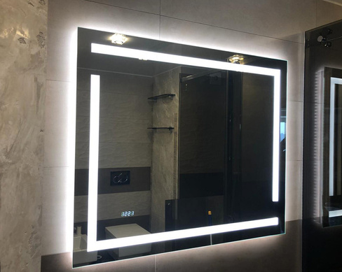 Прямоугольное зеркало с подсветкой и часами 55см х70 см