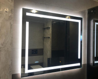 Прямоугольное зеркало с подсветкой и часами 55см х70 см