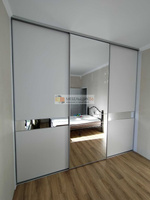 Высокий шкаф-купе в спальне белый с зеркальными вставками 2,98х2,87х0,75 м