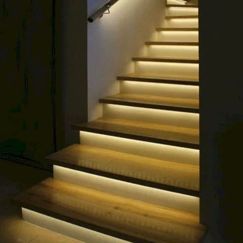Оригинальная диодная подсветка лестницы