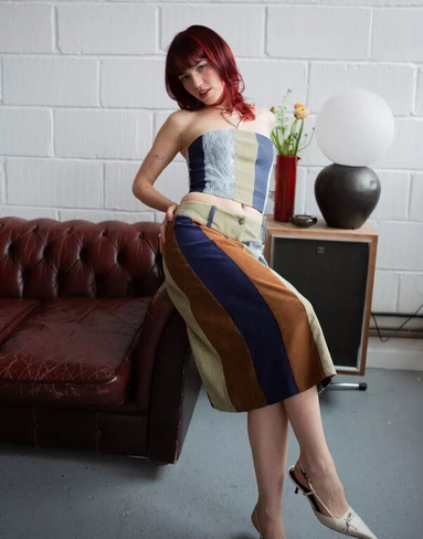 Labelrail x Lara Adkins – красочная вельветовая юбка в стиле пэчворк длиной выше колена, однотонная